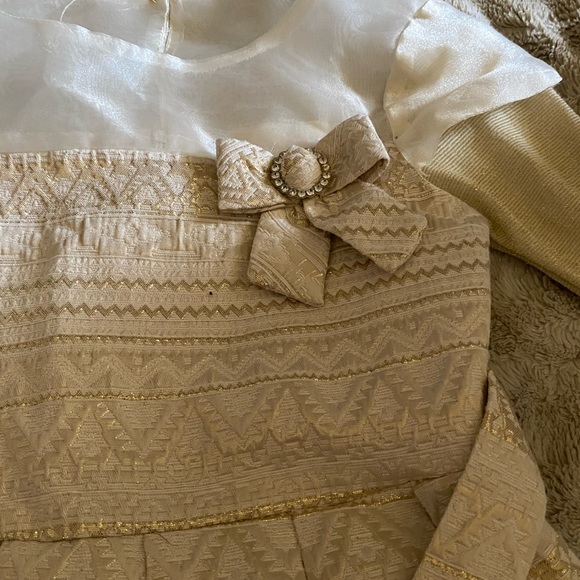 WHITE &GOLD LONG SLEEVE DRESS 🤍 - Picture 3 of 8